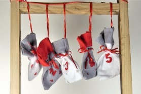 http://decofestive.fr/745423-home_default/guirlande-calendrier-de-l-avent-pochons-feutrine-14-cm.jpg